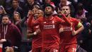 Daniel Sturridge (tengah) mencetak satu gol saat Liverpool menghalahkan Manchester United 2-0  pada leg pertama 16 besar liga Europa di  Stadion Anfield, Liverpool, Jumat (11/3/2016) dini hari WIB. (AFP/Paul Ellis)