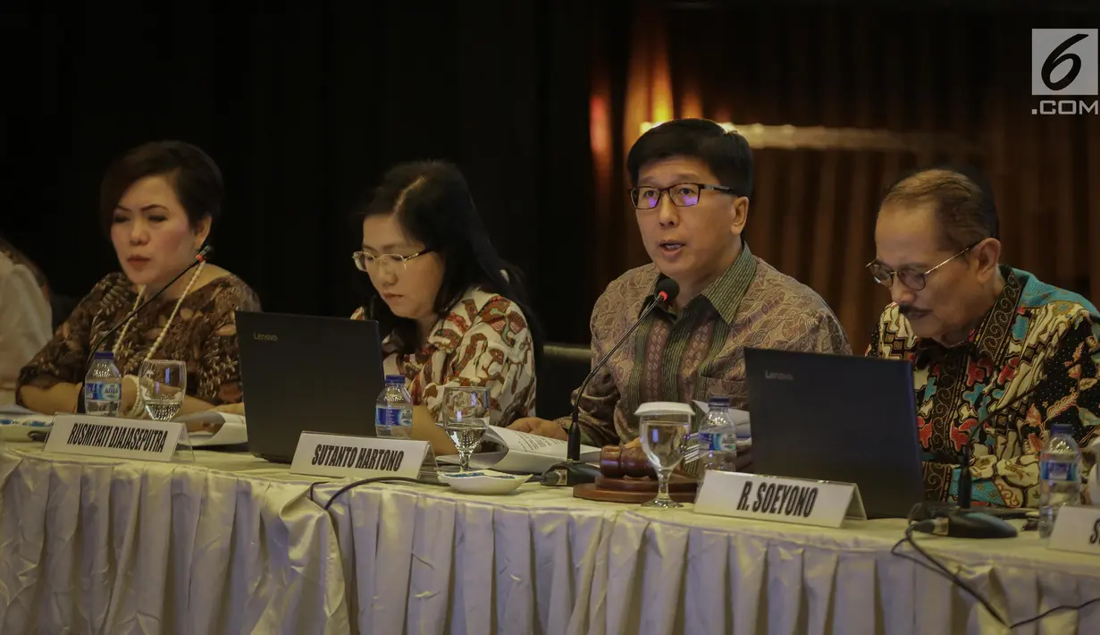 Direktur Utama PT Surya Citra Media Tbk Sutanto Hartono (kedua kanan) saat RUPST SCMA di SCTV Tower, Jakarta, Kamis (18/5). SCMA membagikan dividen sebesar Rp 73 per saham dari laba bersih tahun buku 2016. (Liputan6.com/Faizal Fanani)