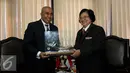 Menteri Lingkungan Hidup dan Kehutanan (LHK), Siti Nurbaya bertukar cenderamata dengan Menko bidang ekonomi yang merangkap Menteri Pertanian dan Perikanan Timor Leste, Estanislau Aleixo da Silva di Jakarta (24/8/2015). (Liputan6.com/Johan Tallo)