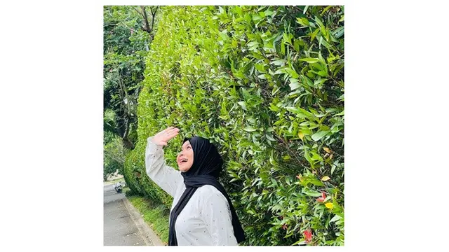 Lama Vakum, Ini 7 Potret Ulfa Dwiyanthi yang Tetap Awet Muda di Usia Hampir 50 Tahun