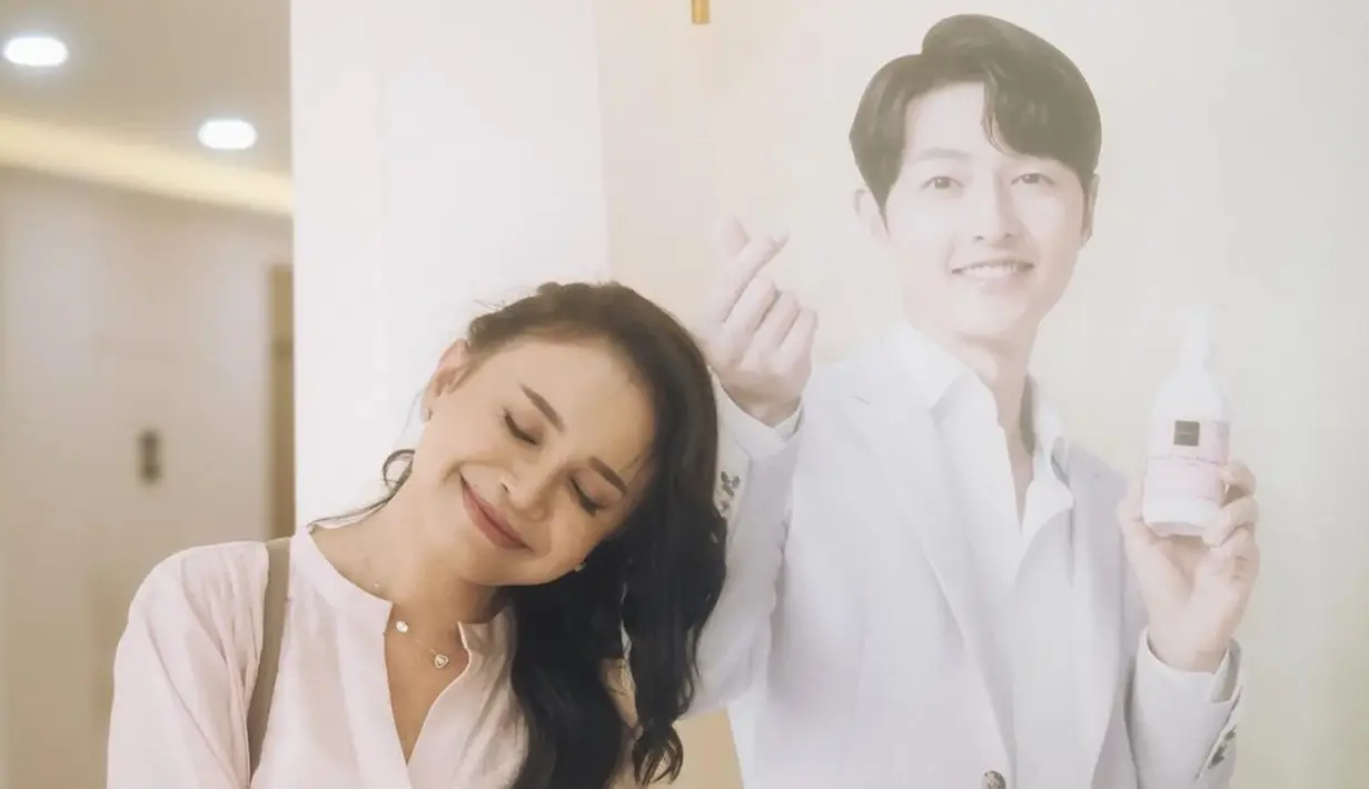 Meski hanya poster, Rossa tampak begitu senang bisa foto dengan Song Joong Ki. Ekspresi mukanya tampak mengisyaratkan kalau aktor asal Korea Selatan itu juga menjadi tipe lelaki idaman yang ia sukai. Pejamkan mata dulu, siapa tahu bintang drama Korea 'Vincenzo' itu tiba-tiba jadi benaran ada di sampingnya. (Liputan6.com/IG/@itsrossa910)