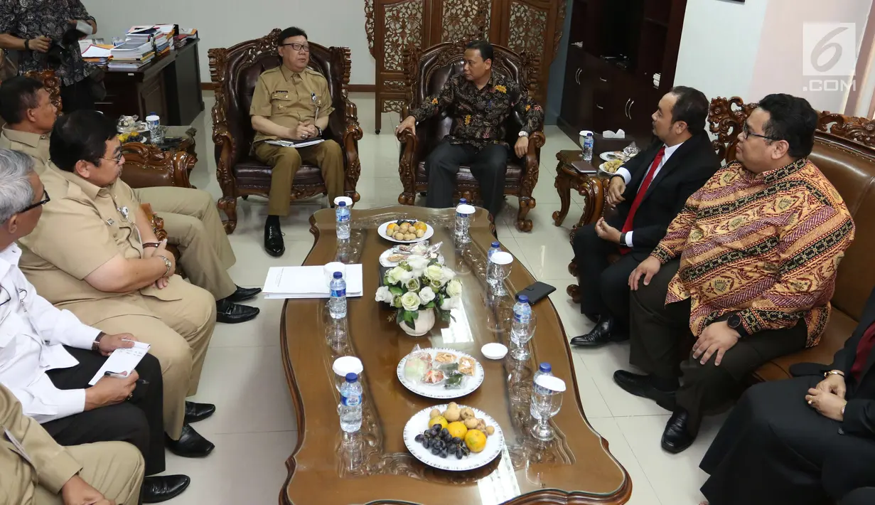 Suasana pertemuan antara Mendagri Tjahjo Kumolo dan ketua Bawaslu, Abhan di kantor Bawaslu di Jakarta, Selasa (9/1). Tjahjo menuturkan, kedatangannya ke gedung Bawaslu ingin mengetahui kesiapan terkait pengawasan Pemilu. (Liputan6.com/Angga Yuniar)
