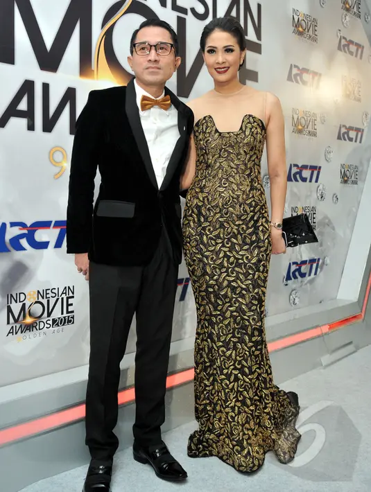 Aktor Lukman Sardi didampingi sang istri, Pricillia Pullunggono saat menghadiri ajang Indonesia Movie Award (IMA) 2015 di Balai sarbini, Jakarta, Senin (18/5) malam. (Liputan6.com/Panji Diksana)