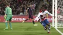 Gelandang Granada, Jeremie Boga, Melakukan selebrasi usai mencetak gol. Pada laga tersebut Granada bermain dengan skema 5-3-2 sementara Barcelona dengan strategi 4-5-1. (EPA/Miguel Angel Molina)