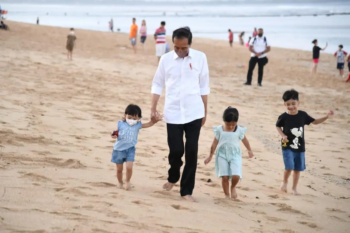 Presiden Jokowi mengajak cucunya bermain di Pantai Nusa Dua Bali di libur lebaran. (Setpres)