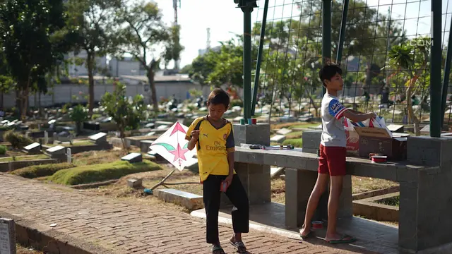 RTH di Jakarta Terbatas, Anak-anak Ini Habiskan Waktu Bermain di Pemakaman Umum