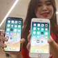 Karyawan menunjukkan iPhone X dan iPhone 8 pada penjualan perdana di gerai iBox, Central Park, Jakarta, Jumat (22/12). Calon pembeli rela antre untuk membeli iPhone terbaru sejak pagi hari. (Liputan6.com/Angga Yuniar)