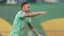 Penyerang Brasil Neymar tertawa saat sesi latihan menjelang matchday 3 Kualifikasi Piala Dunia 2026 zona CONMEBOL, di Cuiaba, Brasil, Selasa, 10 Oktober 2023. (AP Photo/Andre Penner)