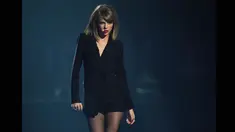 Penyanyi Taylor Swift tampil menjadi pembuka dalam acara Brit Awards 2015 di O2 Arena, London, Rabu (25/2). (REUTERS/Toby Melville)