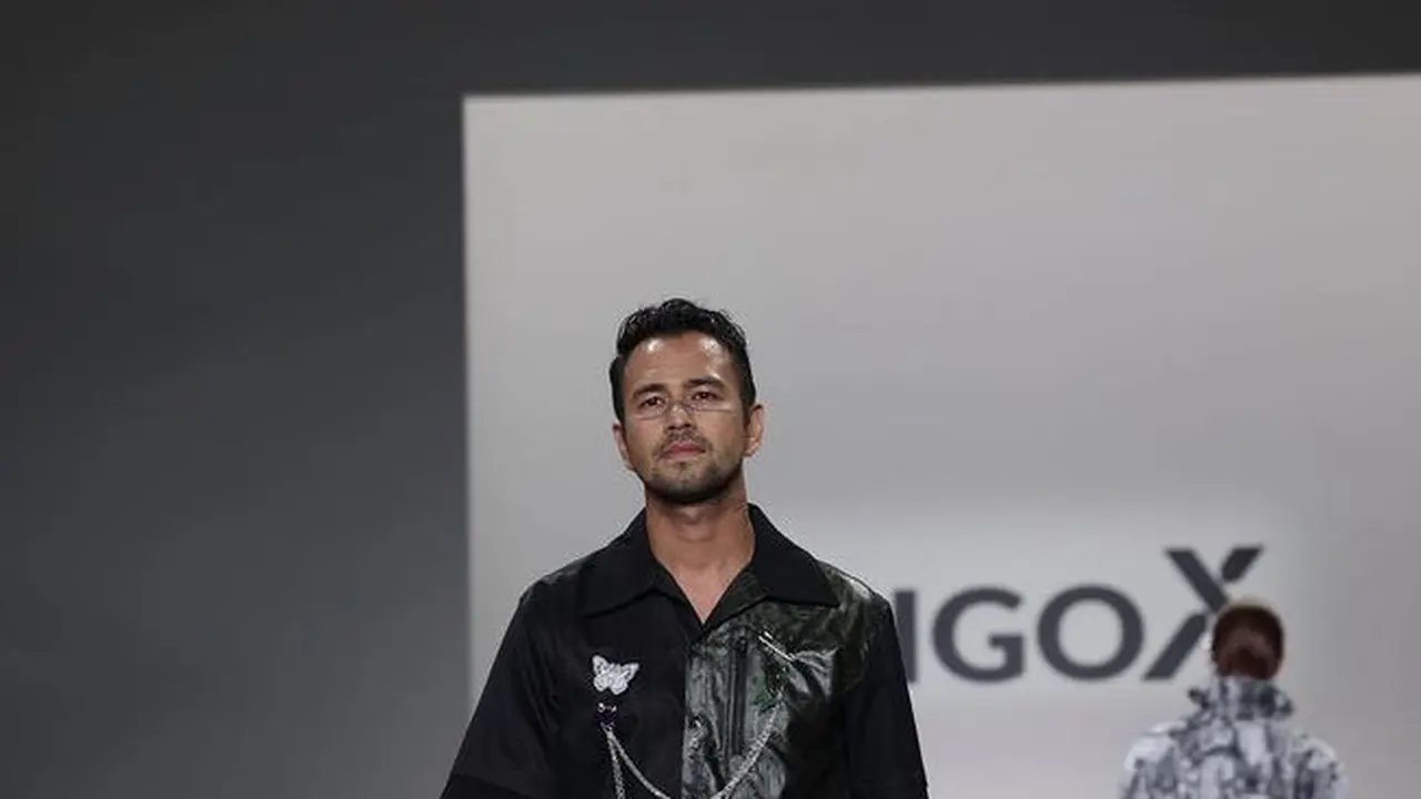 Raffi Ahmad jalan di catwalk New York Fashion Week