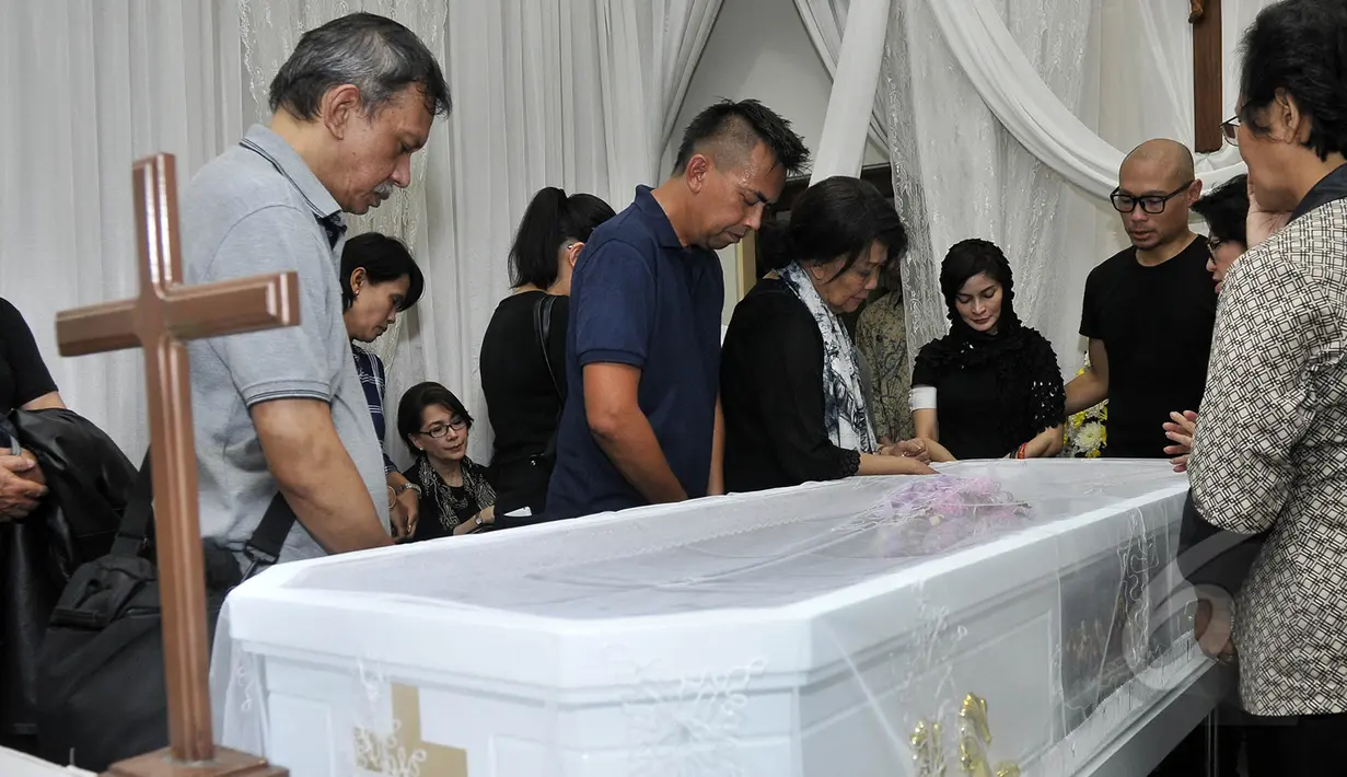 Rima Melati tampak setia mendampingi jenazah Frans Tumbuan di Rumah Duka St. Carolus, Jakarta, Senin (23/3/2015). Frans Tumbuan meninggal dunia setelah menderita kanker stadium 4 dalam usia 75 tahun. (Liputan6.com/Faisal R Syam)