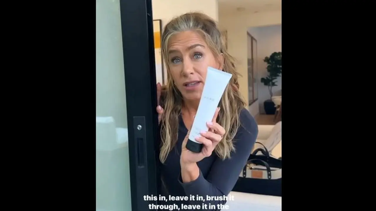 Jennifer Aniston Perdana Tunjukkan Rambut Beruban, Dipuji Warganet Lebih Menarik