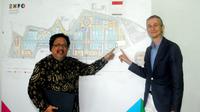 Didi Petet menunjukkan letak Paviliun Indonesia di Milan Expo 2015. (www.expo2015.org)