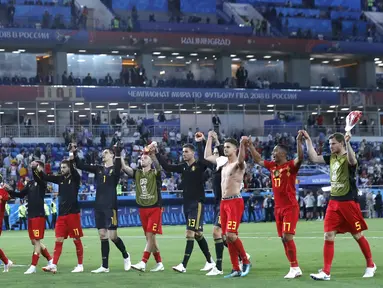 Para pemain Belgia merayakan kemenangan atas Inggris pada laga grup G Piala Dunia di Stadion Kaliningrad, Kaliningrad, Rabu (28/6/2018). Belgia menang 1-0 atas inggris. (AP/Hassan Ammar)