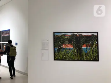Pengunjung mengamati karya fotografi yang dipajang dalam pameran bertajuk Innovation di Erasmus Huis, Jakarta, Kamis (5/3/2020). Pameran yang menceritakan tentang inovasi dari karya dari 10 pewarta foto tersebut berlangsung hingga 5 April 2020. (Liputan6.com/Immanuel Antonius)