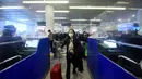 Penumpang mengantre untuk melewati bea cukai setelah tiba di Bandara Internasional Hangzhou Xiaoshan di provinsi Zhejiang timur China (8/1/2023). China mencabut persyaratan karantina untuk pelancong yang datang pada (8/1), mengakhiri isolasi yang diberlakukan sendiri selama hampir tiga tahun bahkan saat negara tersebut berjuang melawan wabah lonjakan kasus Covid-19. (AFP/STR)
