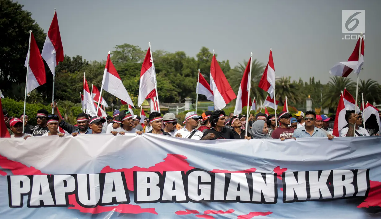 Massa Aliansi Masyarakat Indonesia Timur menggelar unjuk rasa di depan Istana Merdeka, Jakarta, Senin (2/9/2019). Massa menyatakan bahwa Papua tetap NKRI dan meminta pemerintah mengusut tuntas kasus rasis yang berujung konflik. (Liputan6.com/Faizal Fanani)