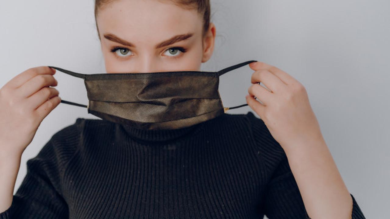 Gambar Ilustrasi Wanita Mengenakan Masker