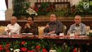 Menteri PPN/Kepala Bappenas Bambang Brodjonegoro (kedua kanan) bersama Menteri ART/Kepala BPN Sofyan Djalil, Gubernur Kaltim Isran Noor dan Menteri PUPR Basuki Hadimudjono saat konferensi pers terkait pemindahan Ibu Kota di Istana Negara, Jakarta, Senin (26/8/2019). (Liputan6.com/Angga Yuniar)
