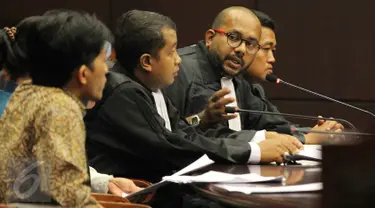 Koordinator Kontras Haris Azhar saat sidang uji materi UU Nomor 26 Tahun 2000 tentang Pengadilan HAM di Gedung Mahkamah Konstitusi, Jakarta, Selasa (8/9). Permohonan uji materi ini diajukan keluarga korban 1998. (Liputan6.com/Helmi Afandi)