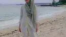 Tak selalu di area pegunungan, namun Risty juga kerap terlihat menikmati momen saat liburan di pantai. Tampil dengan busana santai serta hijab hijau, Risty Tagor juga terlihat menambahkan kacamata hitam serta topi pantainya. (Liputan6.com/IG/@ristytagor)