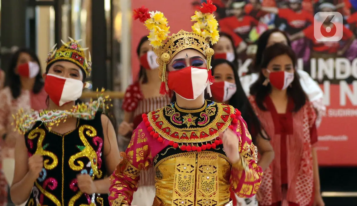 Penari mengenakan pakaian tradisional menampilkan tarian khas daerah-daerah Indonesia dalam acara "Tunjukan Indonesiamu, Satukan Negeri" di Jakarta, Sabtu (15/8/2020). Acara yang digelar virtual tersebut untuk mengampanyekan budaya Indonesia dan memperingati HUT ke-75 RI. (Liputan6.com/Johan Tallo)