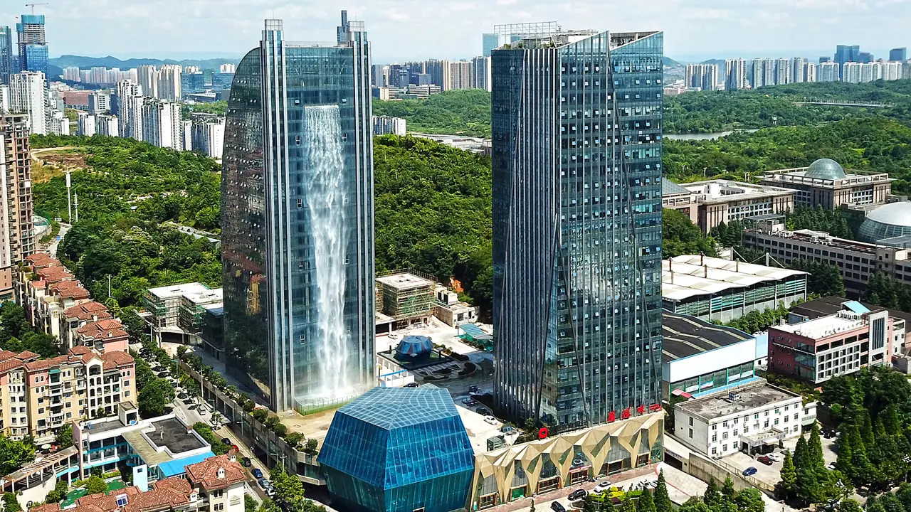 China Punya Air Terjun di Gedung Pencakar Langit