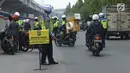 Polisi lalu lintas memberhentikan pengendara sepeda motor saat menggelar razia Operasi Patuh Jaya 2019 di kawasan Kebon Nanas, Jakarta, Kamis (29/8/2019). Diketahui, Operasi Patuh Jaya 2019 di wilayah hukum Polda Metro Jaya mulai digelar hari ini hingga 11 September 2019. (merdeka.com/Imam Buhori)