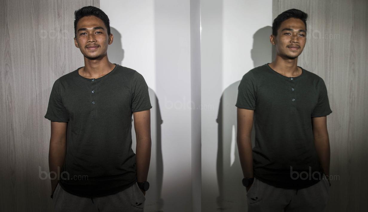 Bek Timnas Indonesia U-22, Bagas Adi Nugroho, usai terapi pemulihan di Cardea, Jakarta, Senin (31/7/2017). Lutut kiri dari pemain Arema FC ini mengalami cedera usai melakukan tekel pada kualifikasi Piala Asia U-23. (Bola.com/Vitalis Yogi Trisna)