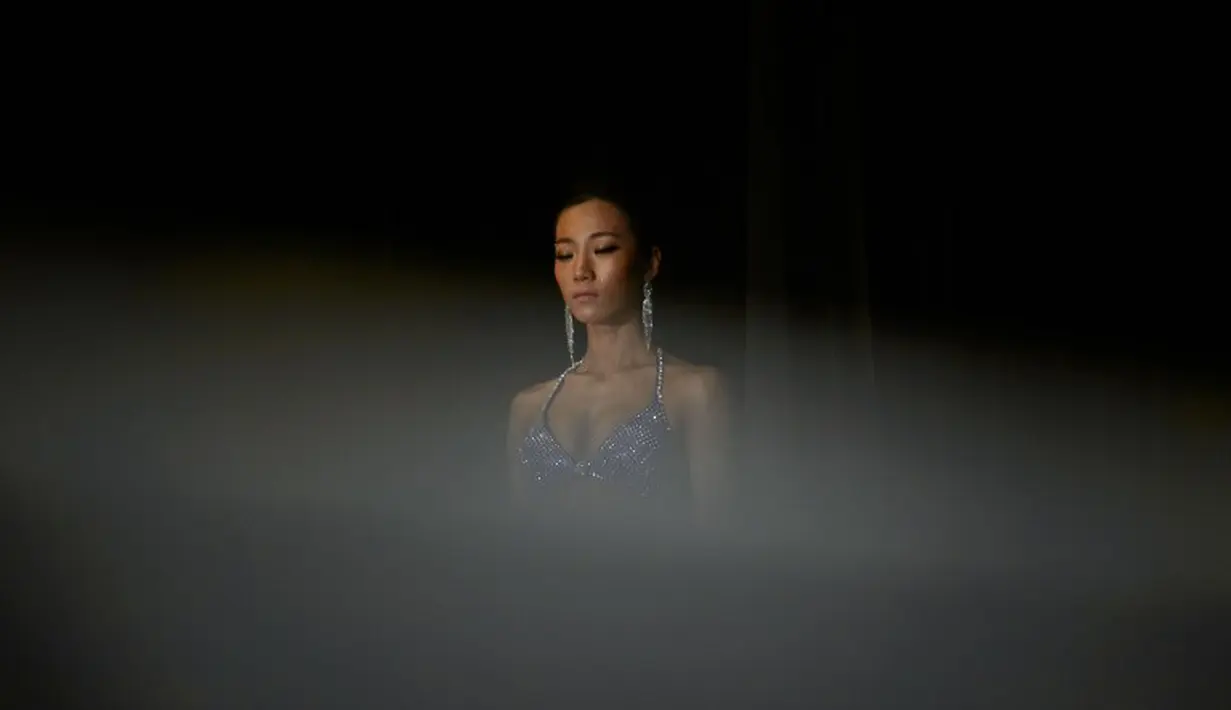 Seorang atlet Binaraga saat bersiap jelang pertandingan “Miss Sport Model 2015” di Korea Selatan, Minggu (10/5/2015). 550 atlet binaraga Korea Selatan bersaing untuk mendapat kesempatan berlaga di tingkat internasional. (AFP Photo/Ed Jones)