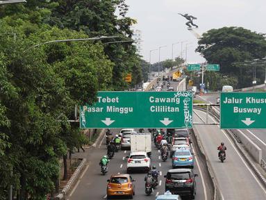 Plang penunjuk arah lalu lintas yang dihiasi coretan di kawasan Pancoran, Jakarta, Rabu (15/2). Meskipun berada cukup tinggi, plang tersebut tidak luput dari tangan tidak bertanggung jawab yang melakukan aksi vandalisme. (Liputan6.com/Immanuel Antonius)
