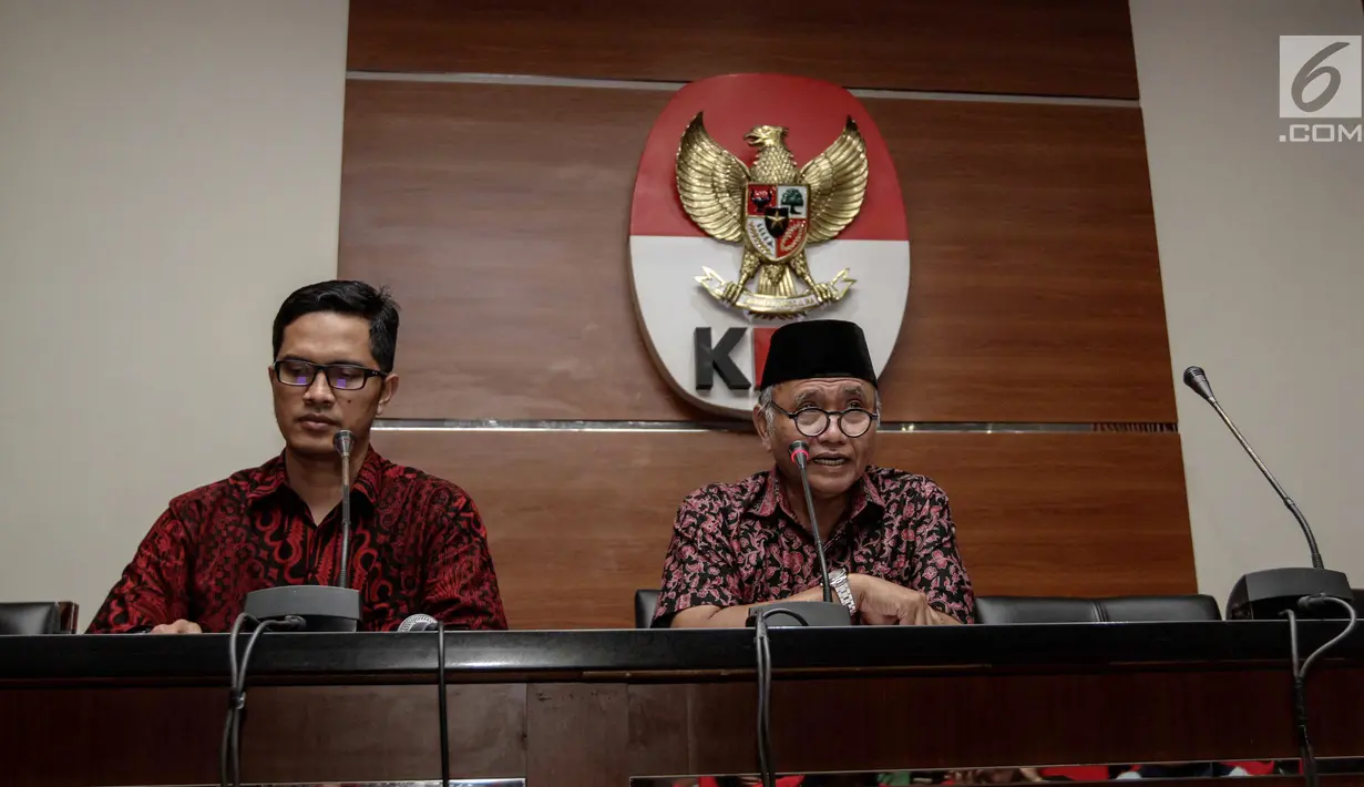 Ketua KPK Agus Rahardjo (kanan) didampingi juru bicara KPK Febri Diansyah (kiri) memberi keterangan terkait barang bukti hasil operasi tangkap tangan (OTT) di Kalimantan Selatan dan Surabaya di gedung KPK, Jakarta, Jumat (5/1).(Liputan6.com/Faizal Fanani)