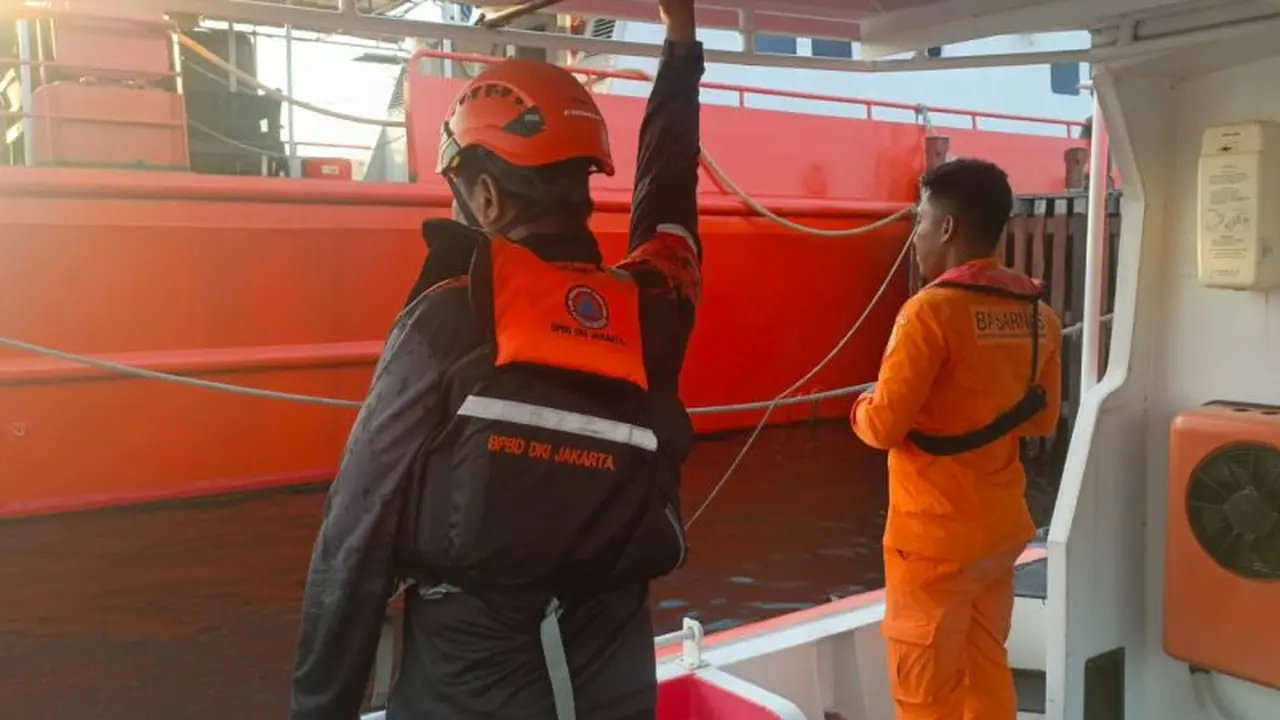 Tim SAR mencari kepal nelayan yang hilang di perairan Pulau Bokor, Kelurahan Untung Jawa, Kecamatan Kepulauan Seribu Selatan, Kabupaten Kepulauan Seribu.
