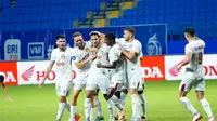Pemain Persik Kediri merayakan gol yang dicetak Ezra Walian untuk memaksa imbang PSM Makassar 1-1 di BRI Liga 1 2024/2024. (Bola.com/Gatot Sumitro)