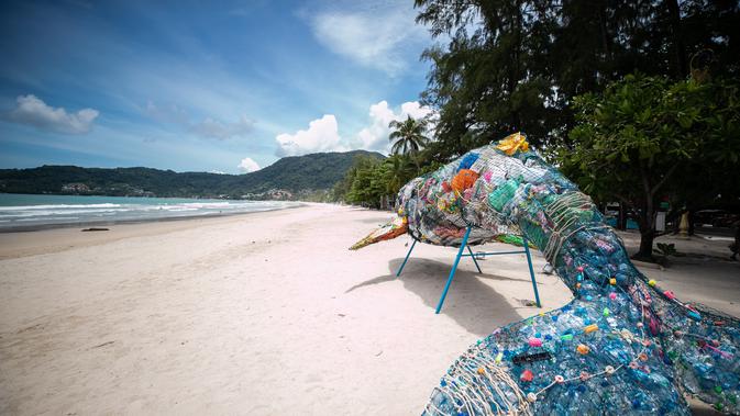 Sebuah pantai yang kosong di Phuket, Thailand (13/9/2020). Pusat Administrasi Situasi COVID-19 Thailand pada Senin (28/9) mengatakan pihaknya akan mengizinkan lebih banyak kategori warga asing masuk ke Thailand mulai Oktober mendatang dan seterusnya. (Xinhua/Zhang Keren)