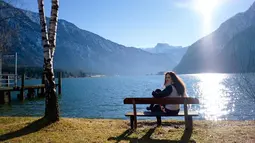 Dengan menyaksikan matahari terbit dan danau di sekitar pegunungan di Austria, membuat liburan Luna Maya semakin berkesan. Luna Maya tampak duduk dengan santai saat berada di antara alam bebas yang memanjakan mata. (Liputan6.com/IG/@lunamaya)