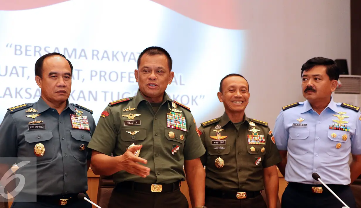Panglima TNI, Jenderal Gatot Nurmantyo (kedua kiri) bersama Kepala Staf TNI jelang memberi keterangan usai Rapim TNI tahun 2017 di Jakarta, Kamis (19/1). Panglima menjelaskan beberapa hasil putusan Rapim TNI tahun 2017. (Liputan6.com/Helmi Fithriansyah)