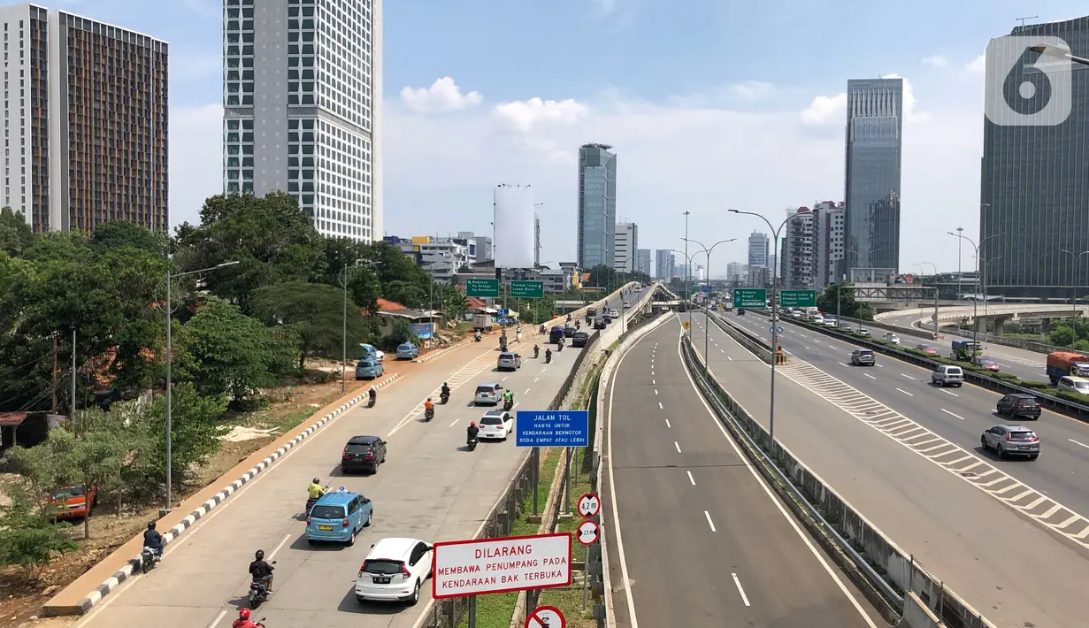Kendaraan melintasi ruas jalan tol di Jakarta, Kamis (9/7/2020). Menteri Lingkungan Hidup dan Kehutanan, Siti Nurbaya, mengungkapkan pemerintah berencana menarik cukai emisi kendaraan bermotor. (Liputan6.com/Immanuel Antonius)