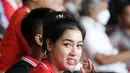 Suporter saat menyaksikan laga Timnas Indonesia vs Argentina pada laga FIFA Matchday 2023 di Stadion Utama Gelora Bung Karno, Jakarta, Senin (19/6/2023). (Bola.com/Muhammad Iqbal Ichsan)