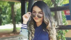 Salah satu fashion item yang tak boleh dilewatkan wanita yang akrab disapa Ersya adalah kacamata. Selain melindungi mata dari sinar matahari, kacamata dengan lensa gelap membuat penampilan semakin trendi. (Liputan6.com/IG/@ersyaurel)
