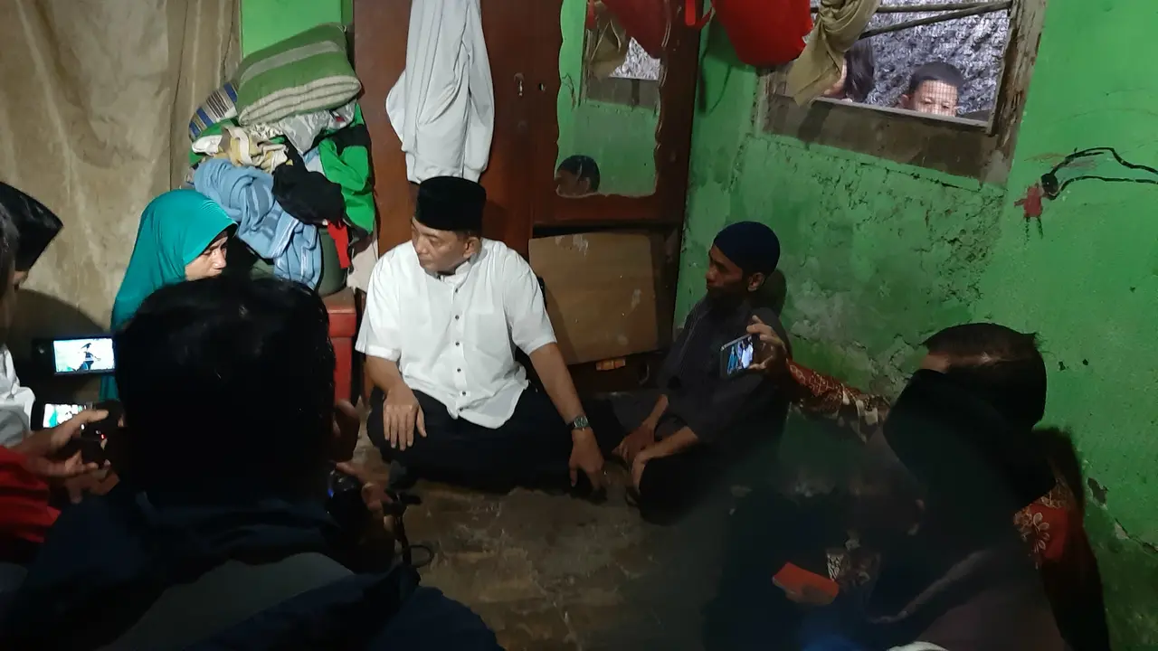 Mantan Wakil Pertahanan Sjafrie Sjamsoeddin mengunjungi korban aksi 22 Mei 2019.