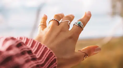 7 Arti Mimpi Memakai Cincin Emas yang Melambangkan Komitmen ...
