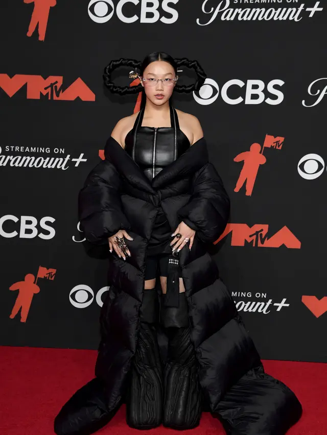 Nyentrik Pakai Sleeping Bag,  Gaya Pengisi Suara K-Pop Demon Hunters di MTV VMA 2025