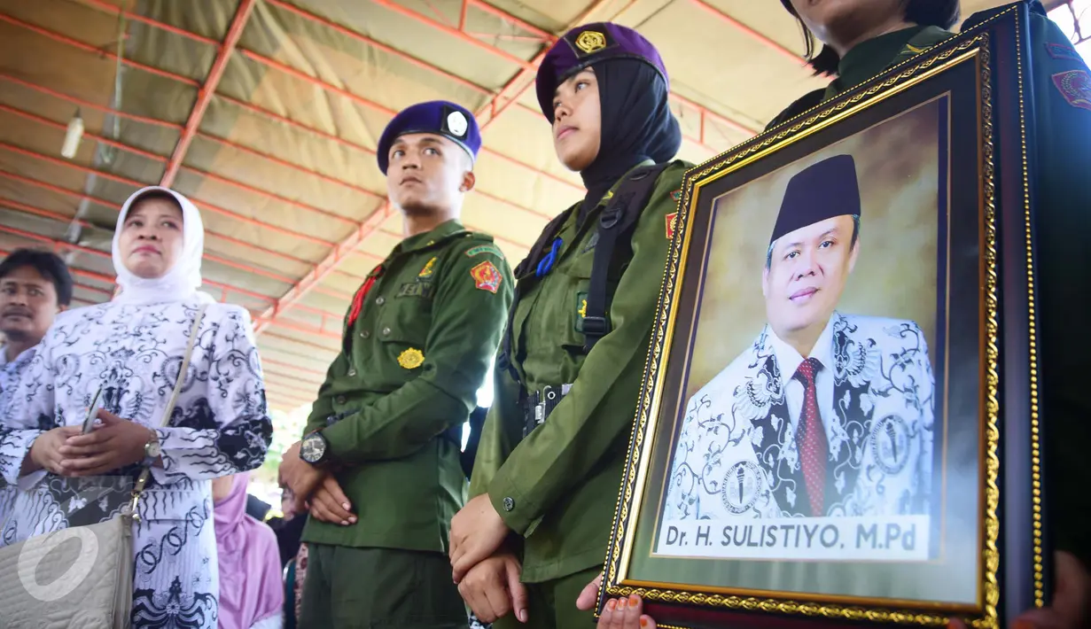 Foto Sulistyo yang meninggal akibat kebakaran yang terjadi di RSAL Mintohardjo Jakarta saat akan dimakamkan, Semarang, Selasa (15/4). Sulistyo merupakan salah satu korban yang tewas dari peristiwa kebakaran tersebut. (Gholib)