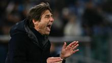 Pelatih Napoli, Antonio Conte memberikan arahan kepada pemainnya dalam laga lanjutan Liga Italia 2024/2025 melawan Lazio di Olympic Stadium, Roma, Italia, Minggu (16/02/2025) WIB. (AFP/Filippo Monteforte)