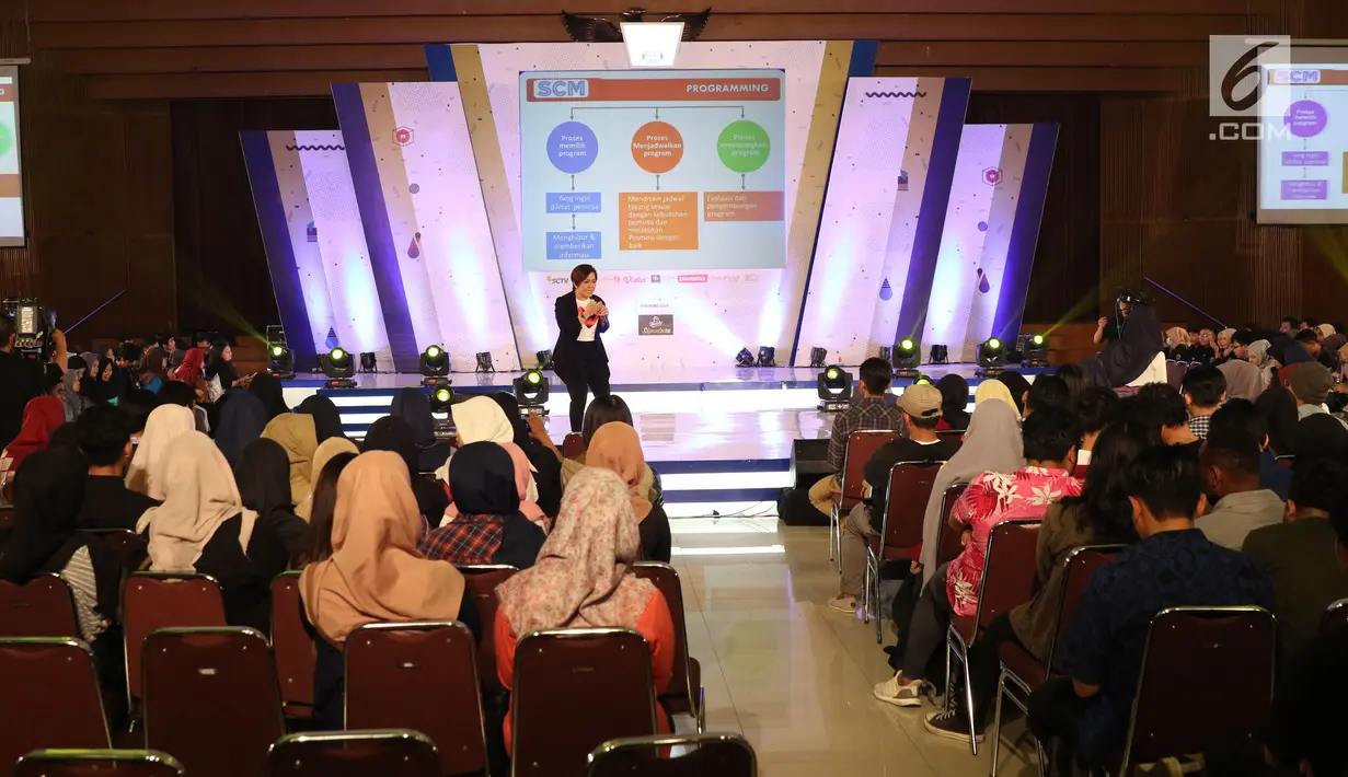 Direktur Program SCM, Harsiwi Achmad memberikan materi tentang dunia pertelevisian kepada peserta EGTC 2018 Bandung di Graha Sanusi Hardjadinata, Universitas Padjajdaran, Bandung, Kamis (6/12). (Liputan6.com/Helmi Fithriansyah)