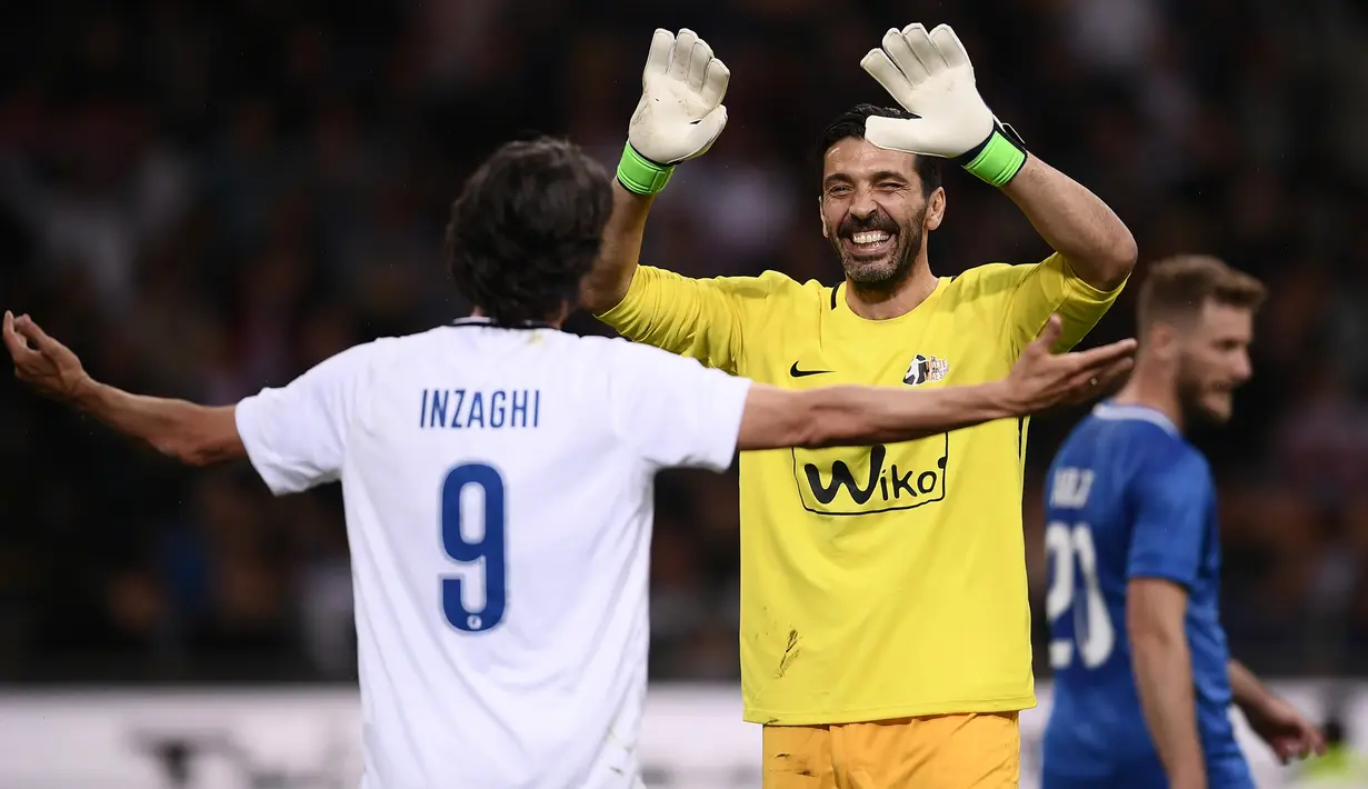 Mantan kiper Timnas Italia, Gianluigi Buffon, menyapa Filippo Inzaghi pada laga Notte del Maestro di Stadion Giuseppe Meazza, Milan, Senin (21/5/2018). Laga ini merupakan seremoni gantung sepatu dari Andrea Pirlo. (AFP/Marco Bertorello)