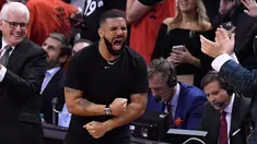 Penyanyi Rapper Drake bersorak saat menyaksikan pertandingan kelima Final NBA 2019 antara Golden State Warriors melawan Toronto Raptors di Scotiabank Arena, Toronto, Ontario (11/6/2019). Warriors mengalahkan Toronto Raptors dengan 106-105. (Frank Gunn/The Canadian Press via AP)