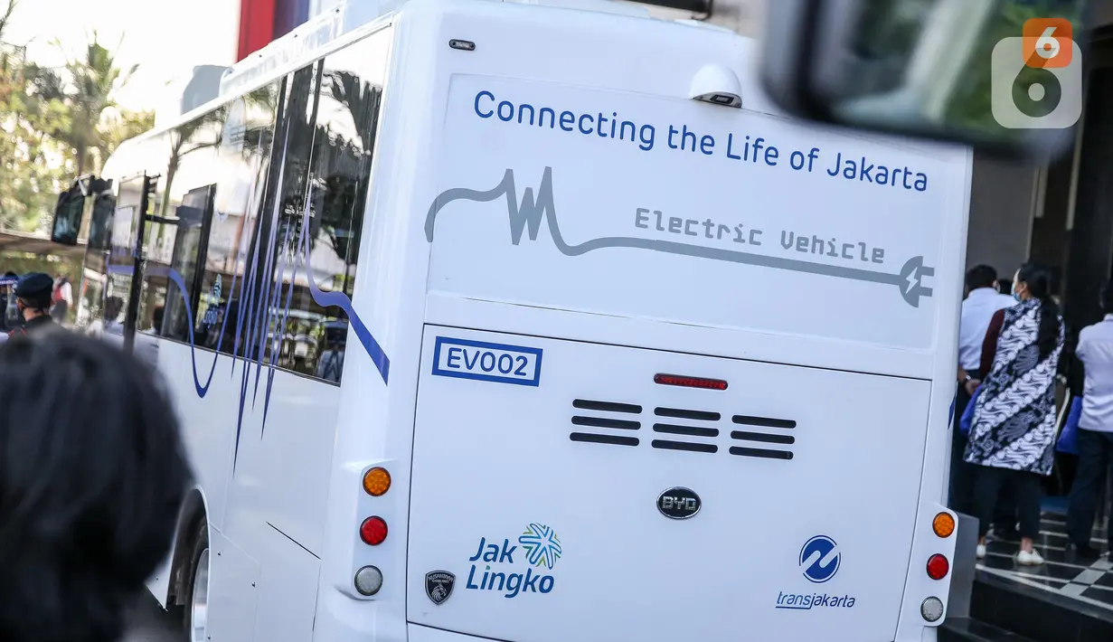 Bus listrik Transjakarta jelang uji coba di Kantor Pusat Transjakarta, Senin (6/7/2020). PT Transportasi Jakarta (Transjakarta) melakukan uji coba bus listrik rute Balai Kota - Blok M dengan mengangkut pelanggan selama tiga bulan ke depan mulai Senin (6/7). (Liputan6.com/Faizal Fanani)