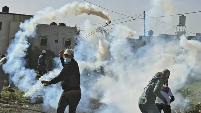 FOTO: Pengunjuk Rasa Palestina Bentrok dengan Pasukan Keamanan Israel